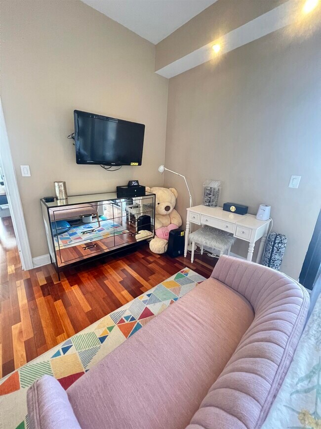 Building Photo - 700 1st St