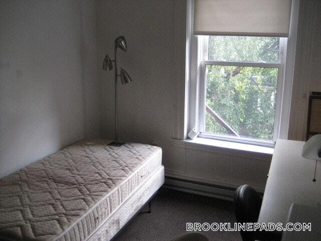 Building Photo - 1077 Beacon St