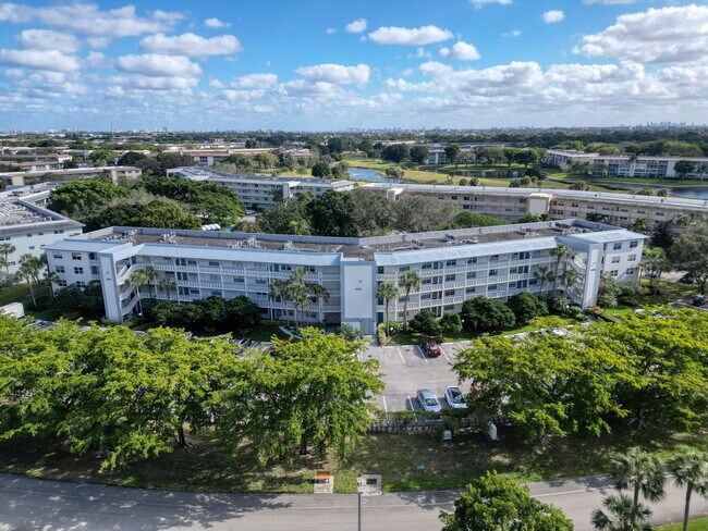Building Photo - 3002 Portofino Isle