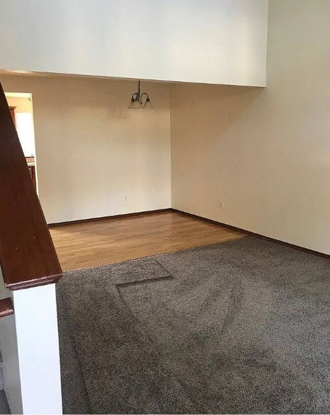 Building Photo - Burlington 3 Bed 2.5 Bath