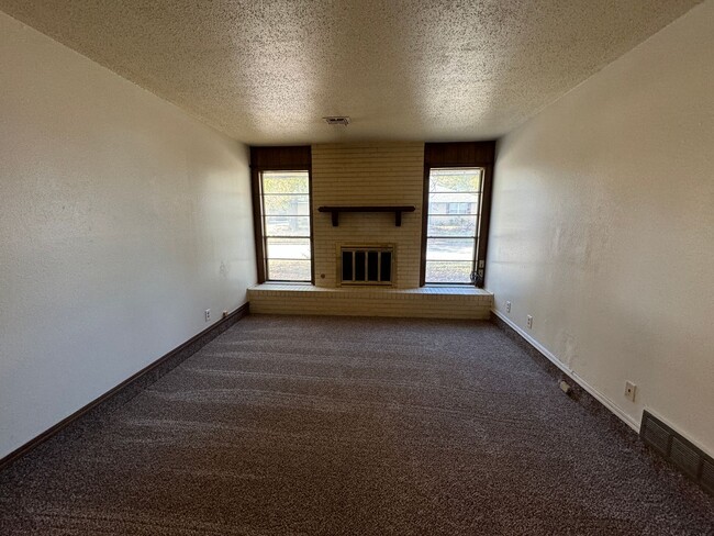 Building Photo - 2 bed 2 bath duplex, new carpet and paint!