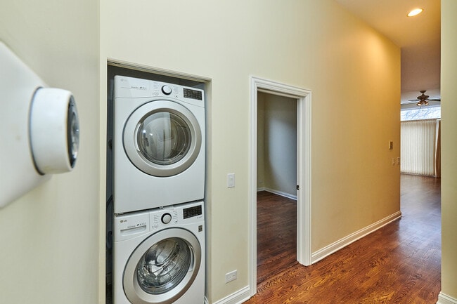 Building Photo - 2436 W Cortez St