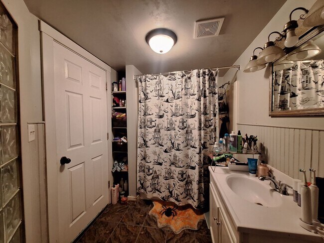 Building Photo - Large 3 Bedroom Open August