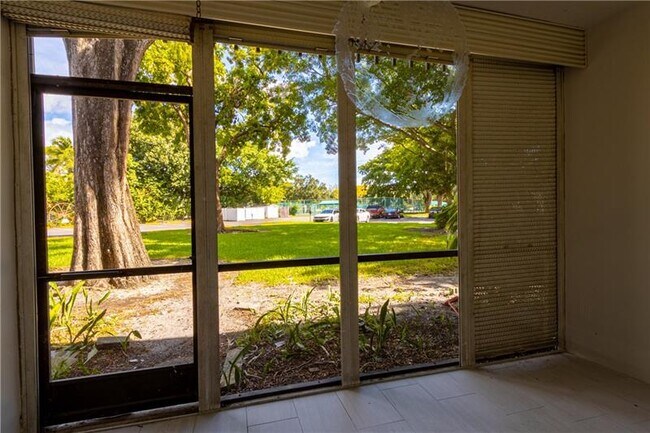 Building Photo - 3125 Oakland Shores Dr