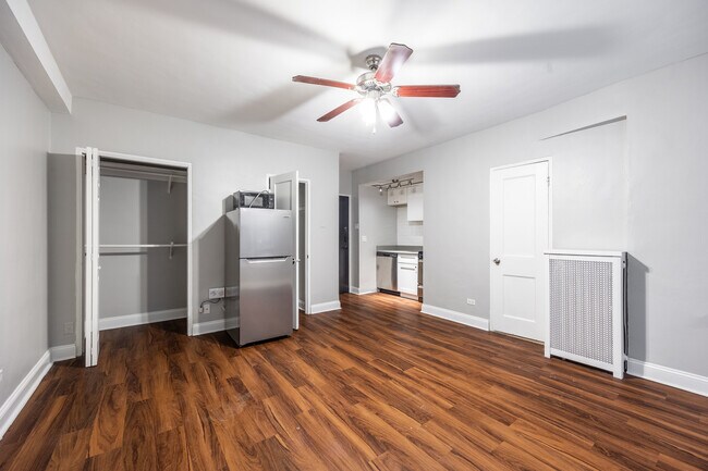 Building Photo - 1140 N La Salle Dr