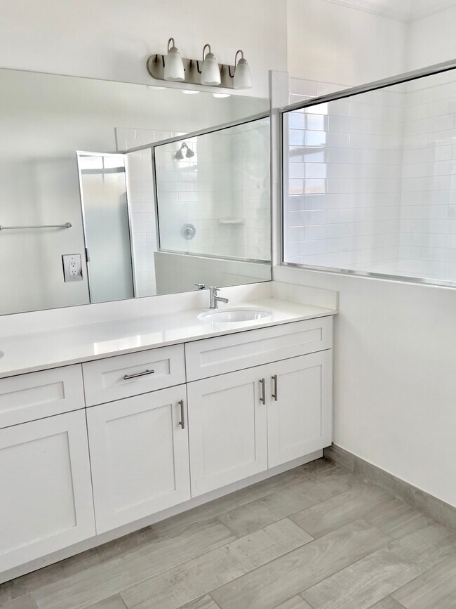 Building Photo - 3016 King Palm Way