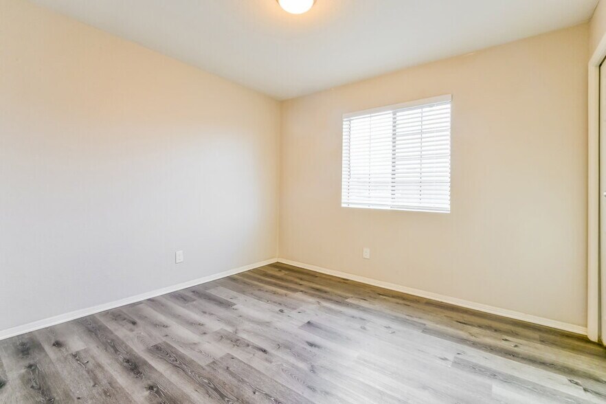 Building Photo - 2641 E Isabella Ave