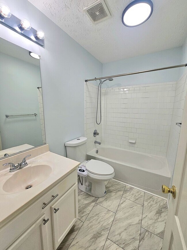 Building Photo - Beautiful 3 BR 2.5 BA Townhome Near Bowie ...