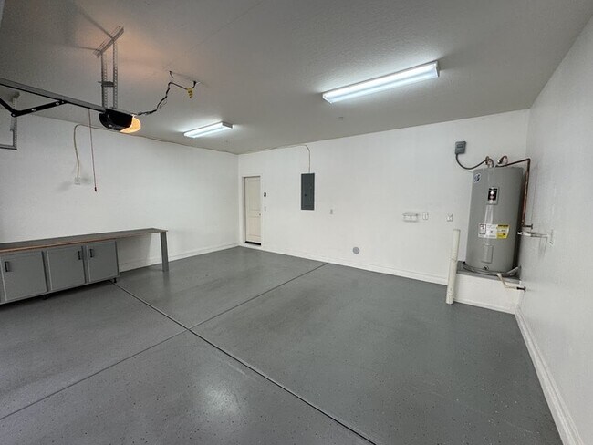 Building Photo - Chandler Luxury Townhome