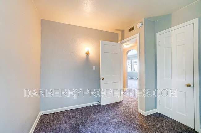 Building Photo - 833 Turner Ave