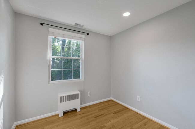 Building Photo - Available Now! 3 Bed 2 Bath House Near the...