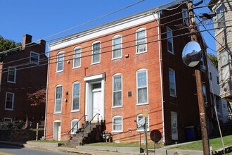 Building Photo - Convenient First-Floor Living