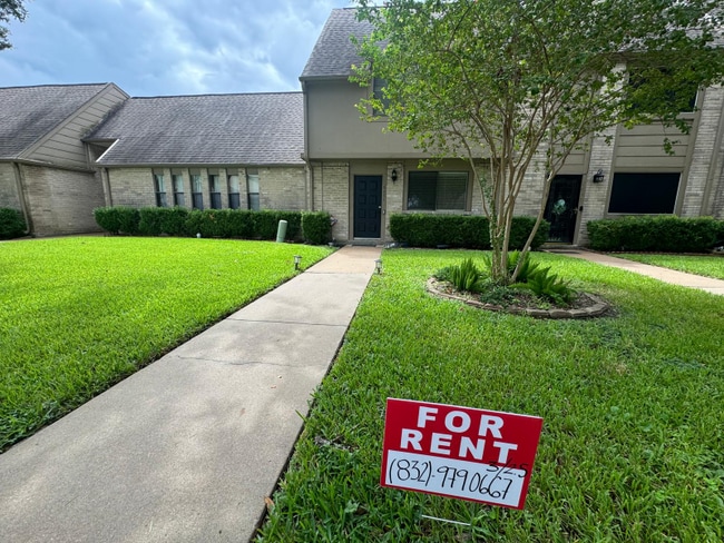 Building Photo - 6685 Kentwick Dr
