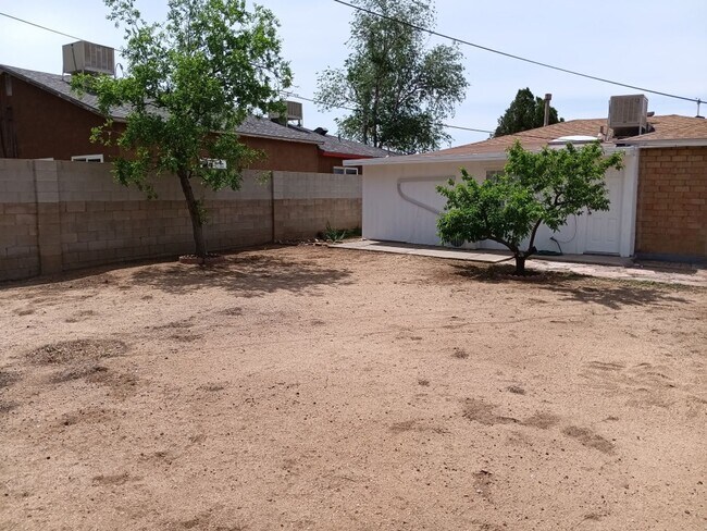 Building Photo - Cozy 4-bedroom, 2-bathroom home! Showings ...
