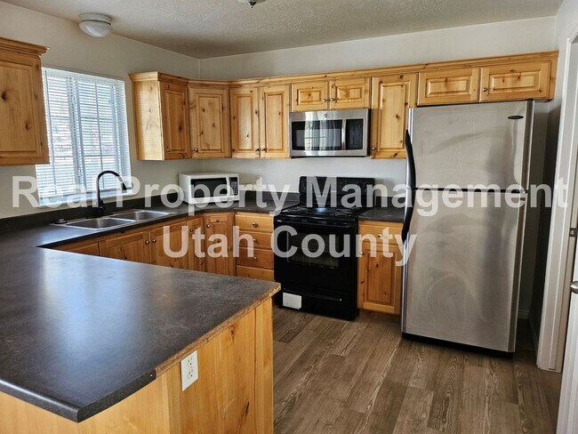 Building Photo - Orem Townhome