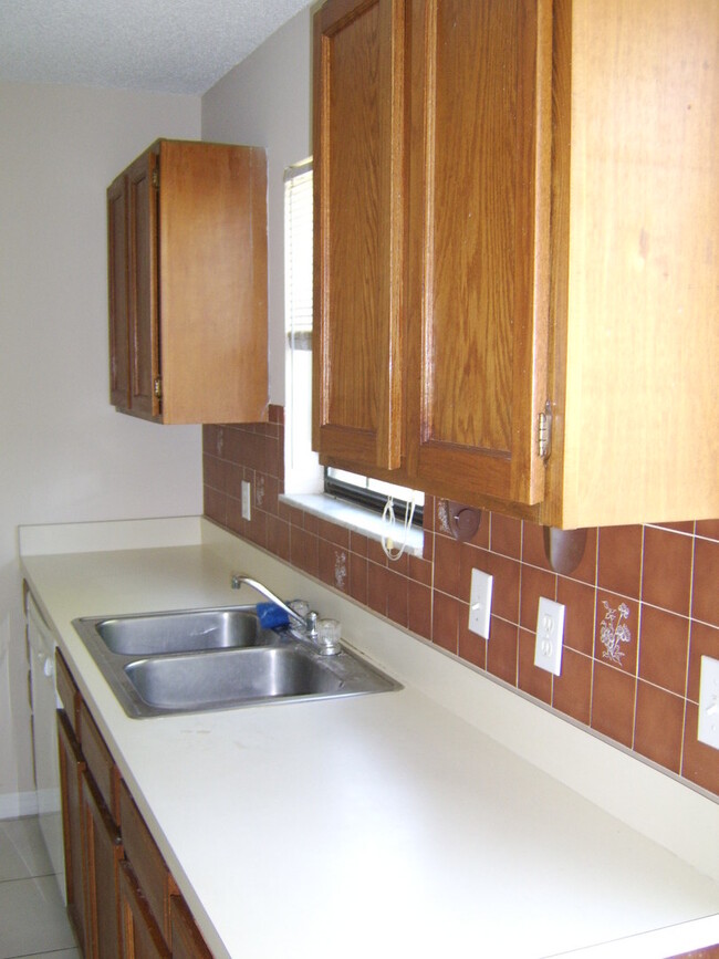 Building Photo - Two Story Townhome in Winter Park, Tile Th...