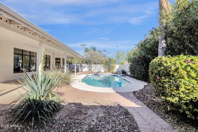 Building Photo - 5015 E Karen Dr