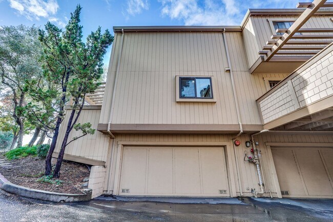 Building Photo - Welcome Home!!! - Modern and Spacious Gem! Townhouse with 2 Primary Bedrooms, Nice balcony, In re...