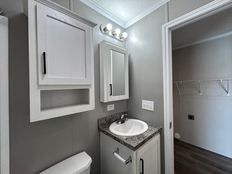 Building Photo - 11444 Oakgrove Dr