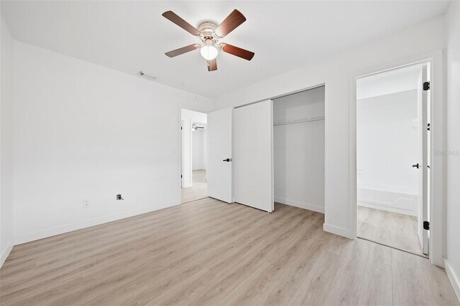 Building Photo - 515 Floral Dr