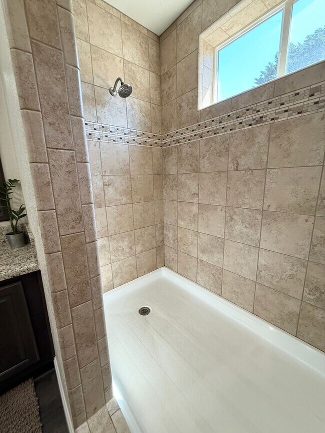 Building Photo - BEAUTIFUL 4 BEDROOM 2 BATH HOME IN ARROYO ...