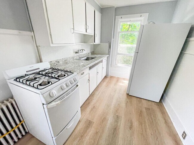 Building Photo - 705 E Seneca St