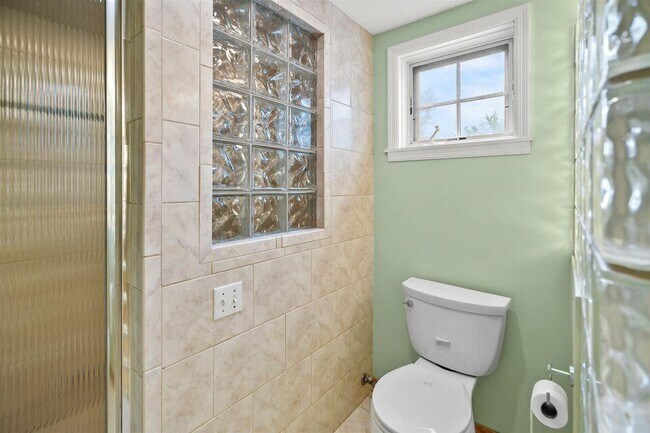 Building Photo - 5160 N Kent Ave