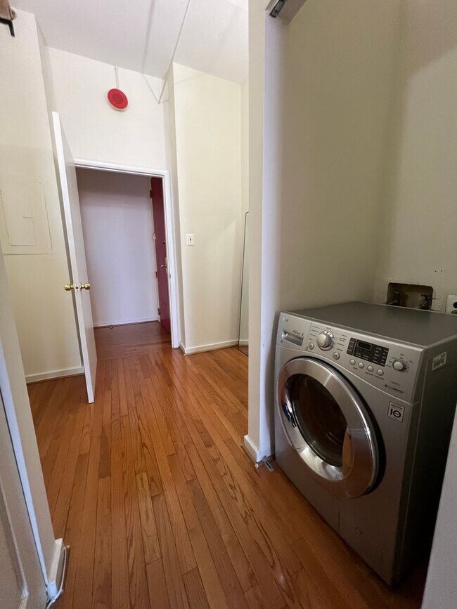 Building Photo - 1010 Race St