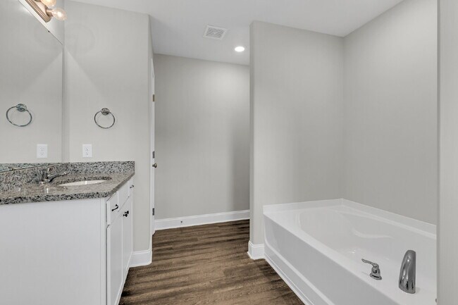 Building Photo - End Unit Townhome in Port Wentworth