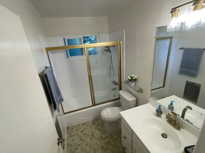 Full bathroom - 16420 Minnehaha St