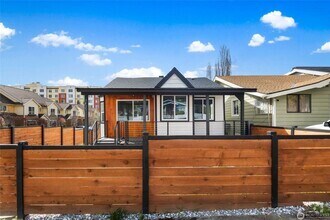 Building Photo - 5 Bedroom 2 Bathroom House with Large Lot