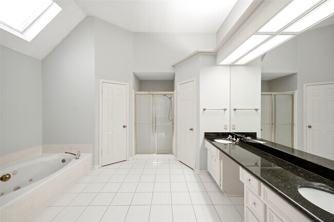 Building Photo - 15911 Moonrock Dr