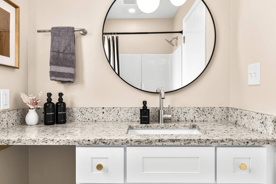 Building Photo - 18939 Sharon Ln