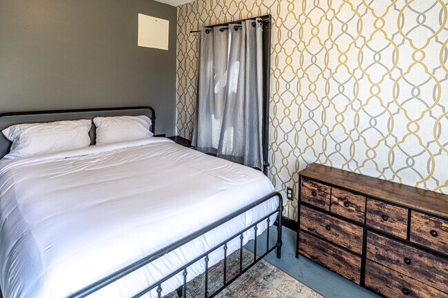 Building Photo - Fully Furnished Apartment in Historic Tracy Park