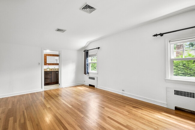 Building Photo - 721 Forest Ave