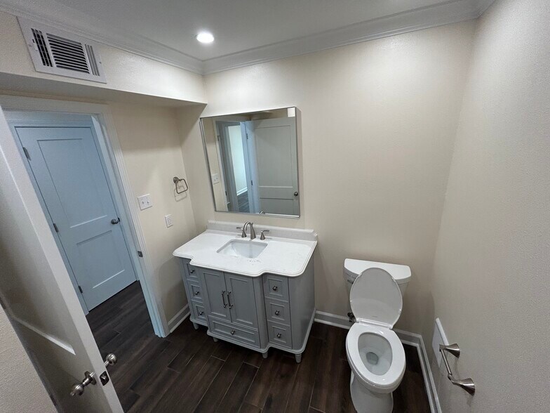 1/2 Bath - 1802 Alden Ln