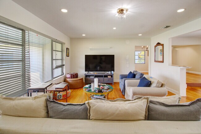 Building Photo - 1025 Hunting Lodge Dr
