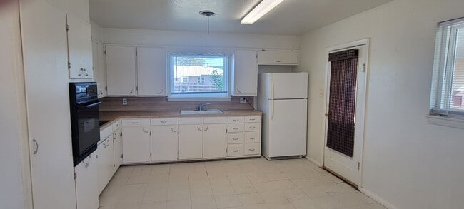 Building Photo - UPDATED HOME IN NORTH CLOVIS