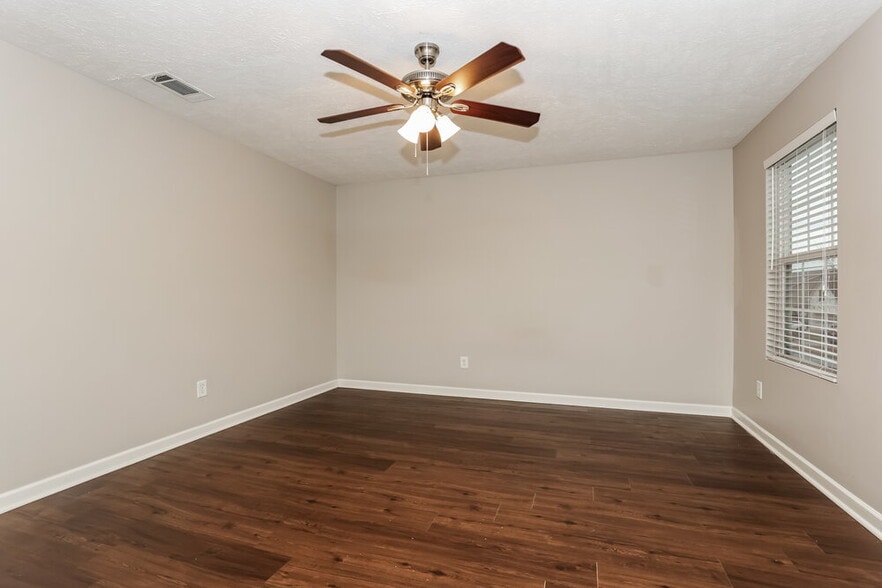 Building Photo - 726 Elderberry Way