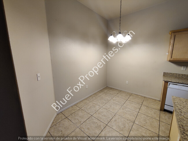 Building Photo - 2 Bedroom Townhome in Central Location