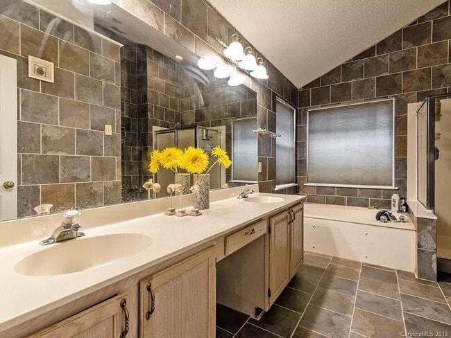 Building Photo - Room in 3 Bedroom Townhome at Cressingham Ct