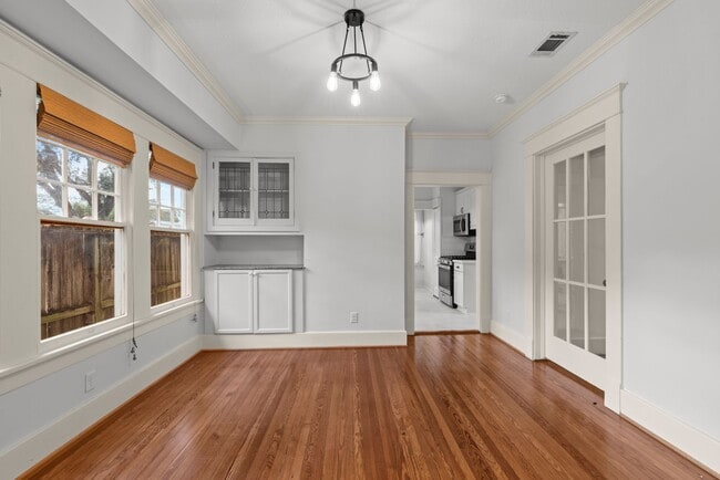 Building Photo - Montrose Gem: 2-Bed Bungalow