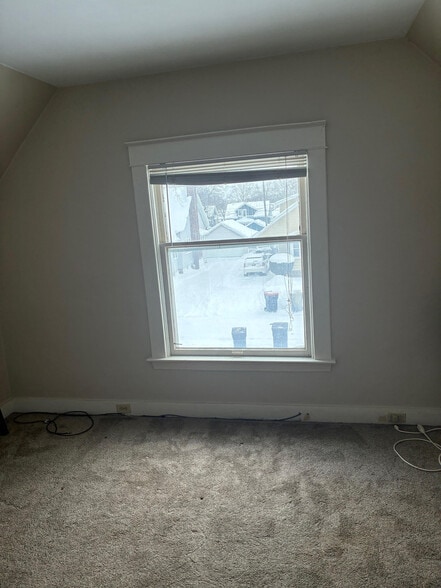 Building Photo - 320 W 20th St