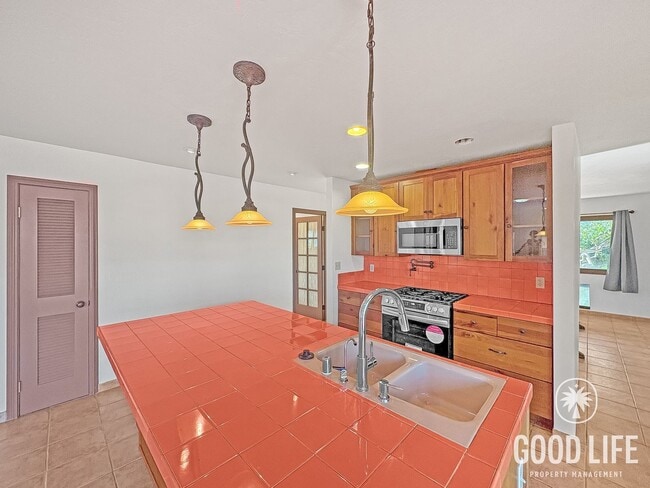 Building Photo - Rare Large Lot + Open Floorplan with Beautiful Artisting Styling