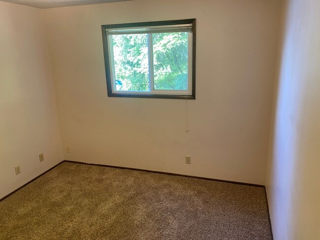 Building Photo - 3 bedroom 1.5 Bath Tandem Home!