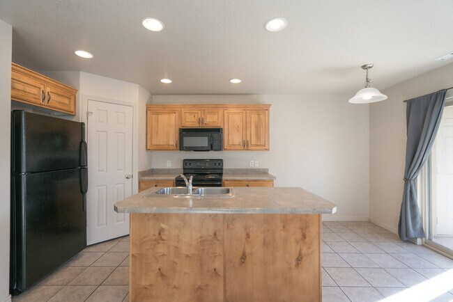 Building Photo - 3155 S Hidden Valley Dr