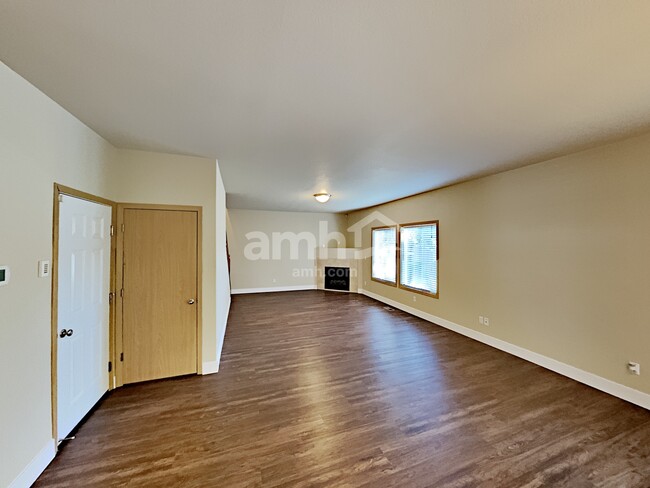 Building Photo - 2609 NE 105th Ct