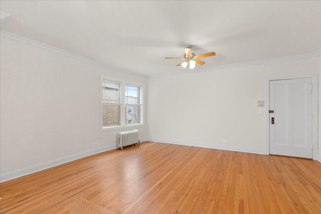 Building Photo - Large Studio in Andersonville