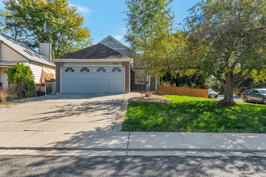Corner lot and 2 car garage - 1752 Juniper St