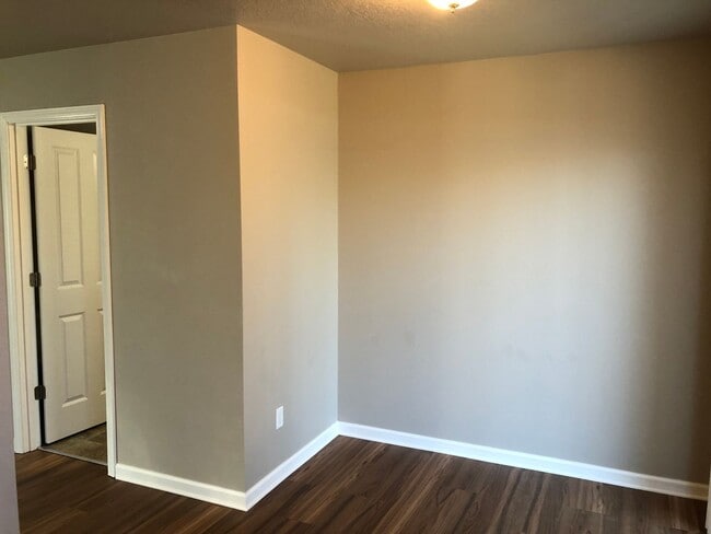 Building Photo - Newer 4 bed 2.5 bath duplex